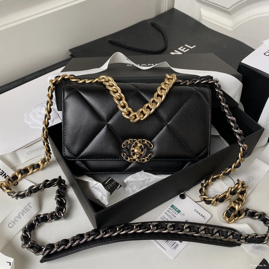 Firstbag Ru 19 ON CHAIN WALLET CHANEL 0714